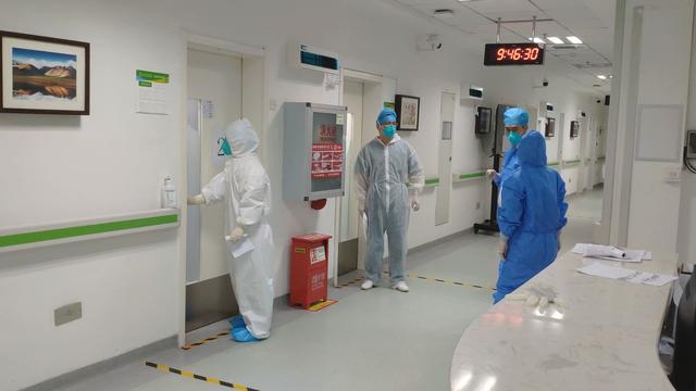 “短兵相接”ICU｜湖北之聲記者直擊武漢肺科醫(yī)院ICU疫情防控戰(zhàn)場(chǎng)