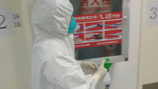 “短兵相接”ICU｜湖北之聲記者直擊武漢肺科醫(yī)院ICU疫情防控戰(zhàn)場(chǎng)