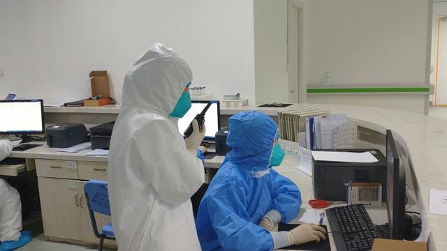 “短兵相接”ICU｜湖北之聲記者直擊武漢肺科醫(yī)院ICU疫情防控戰(zhàn)場(chǎng)