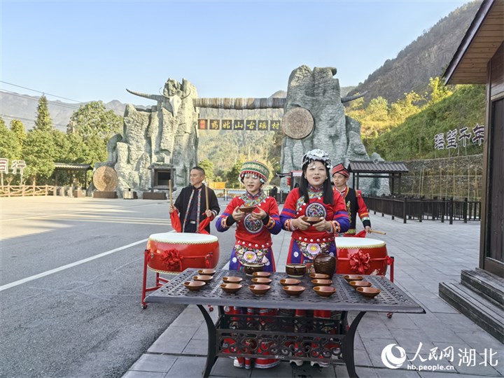 通城縣內(nèi)沖瑤族村,，瑤族阿哥阿妹們在門樓前為游客送上攔門酒,。人民網(wǎng) 周雯攝