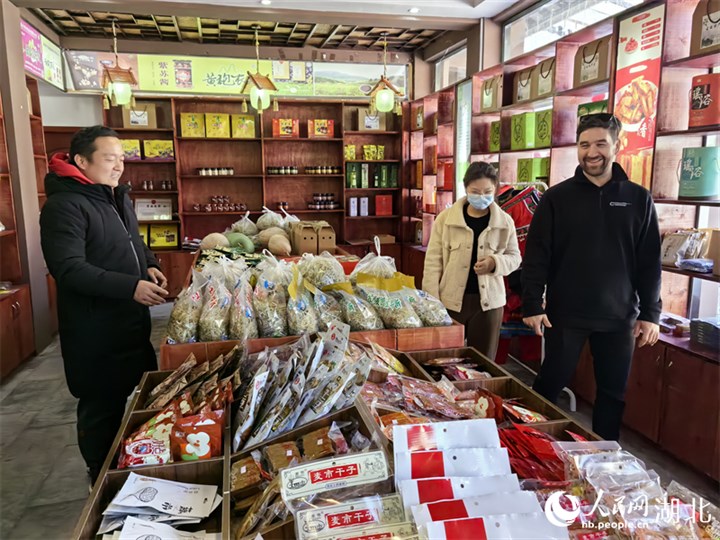 內(nèi)沖瑤族村里,，直播帶貨展示區(qū)頗受游客歡迎,。人民網(wǎng) 周雯攝